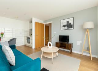 1 Bed Apartment in Bow with Balcony - London - 3