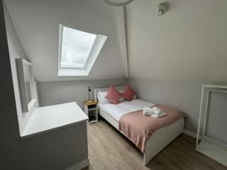 Modern and Spacious Apt6 - sleeps 6 - free parking - 1