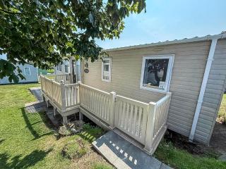 Stunning 8 Berth Caravan With Decking And Unlimited Wi-Fi, Ref 71012P - Tunstall - 4