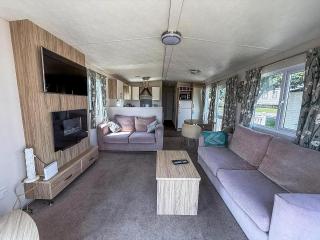 Stunning 8 Berth Caravan With Decking And Unlimited Wi-Fi, Ref 71012P - Tunstall - 2