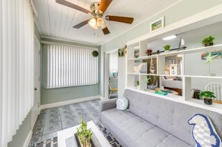Less Than Half-Mi to Shore Walkable Apt in St Pete Beach! - St Pete Beach - 4