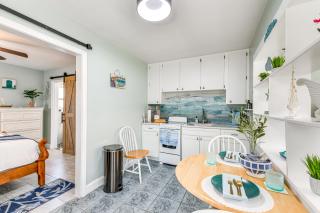 Less Than Half-Mi to Shore Walkable Apt in St Pete Beach! - St Pete Beach - 3