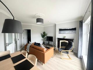 Modern and Spacious Apt6 - sleeps 6 - free parking - Galway - 0
