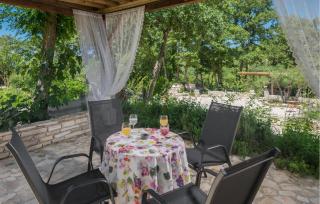 2 Bedroom Cozy Home In Rovinj - Rovinj - 1