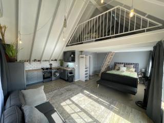 ACORN STUDIO Fully equipped apartment with kids loft - Durban - 0