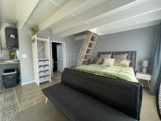ACORN STUDIO Fully equipped apartment with kids loft - Durban - 9