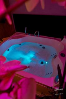 Lush Escape Suites - hottube and sauna - 3