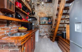 1 Bedroom Awesome Home In Drivenik - Drivenik - 2