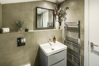 Beautifully renovated 2B2B for 6 by Piccadilly line - 6