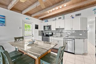 Casita Blanca- Charming Waterfront Home, Beach Club w Pool, 30' Dock - 4