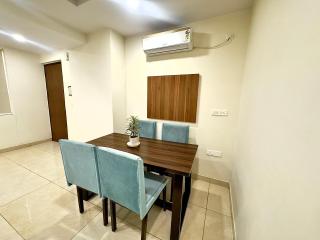 High Rise Lavish Room with Jacuzzi & Amazing View in zirkapur - Zirakpur - 1