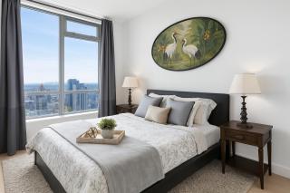 Stylish 2BR with Floor-to-Ceiling Views Top Floor - Vancouver - 0