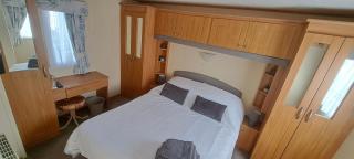 Seaside Caravan - Sleeps 6 Parking & Veranda - Kinmel Bay - 4