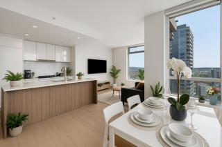 Stylish 2BR with Floor-to-Ceiling Views Top Floor - Vancouver - 5