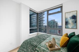 Stylish 2BR with Floor-to-Ceiling Views Top Floor - Vancouver - 6