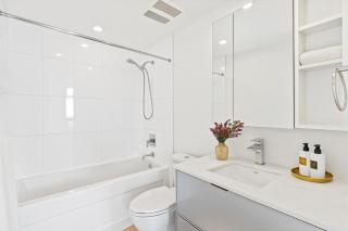 Stylish 2BR with Floor-to-Ceiling Views Top Floor - Vancouver - 2
