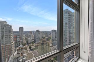 Stylish 2BR with Floor-to-Ceiling Views Top Floor - Vancouver - 4