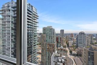 Stylish 2BR with Floor-to-Ceiling Views Top Floor - Vancouver - 3