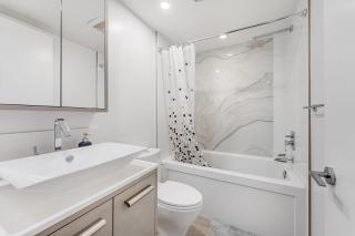 Stylish 2BR with Floor-to-Ceiling Views Top Floor - Vancouver - 1