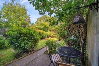 Beautiful 2 bedroom, two-storey house with garden, close to city centre - 4
