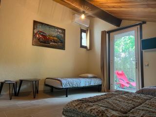 Chambre familiale climatisée avec terrasse privée et accès piscine - Saint Alban Auriolles - 3