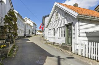 Traditional House With Personal Decor - 3