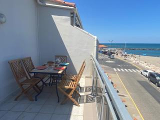 Spacious air-conditioned duplex with 270 degree sea views - 9