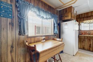 Scenic Bay Float Home Hideaway - Athol - 3