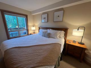 Main Village, Ski-in Ski-out, Hot Tub, Condo - Sun Peaks - 7