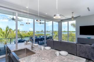 Off the Hook - Luxury Waterfront Pool Home, Kayaks & Bikes, 30' Dock - 4