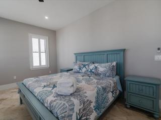 Paradise Palms - Luxury Waterfront Pool Home, 40' Dock - 8