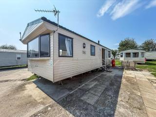 Homely Caravan At Sand Le Mere Holiday Park In Yorkshire Ref 71012M - Tunstall - 0