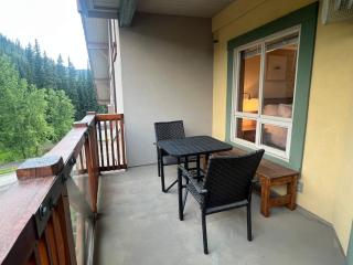 Main Village, Ski-in Ski-out, Hot Tub, Condo - Sun Peaks - 8