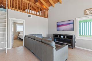 Sea Glass Cottage - Pet Friendly Tropical Home! - 2