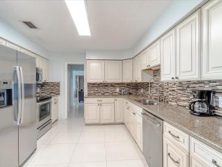 Refuge on the Reef - Luxury Waterfront Pool Home, 75' Dpck - 7