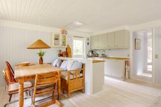 Colourful Details In Wooden House On Nature Plot - Vig - 0