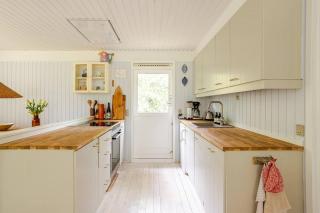 Colourful Details In Wooden House On Nature Plot - Vig - 8