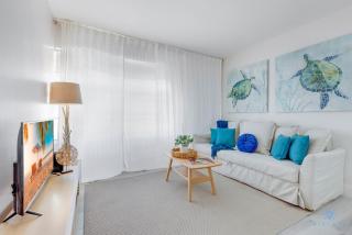 Spacious Apt 2 Blocks to Beach and Collins Park - 9