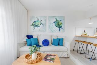 Spacious Apt 2 Blocks to Beach and Collins Park - 8