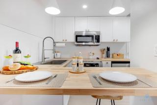 Spacious Apt 2 Blocks to Beach and Collins Park - 5