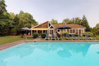 572) Large 3 bedroom with a gorgeous pool - - 0