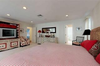 572) Large 3 bedroom with a gorgeous pool - - 7