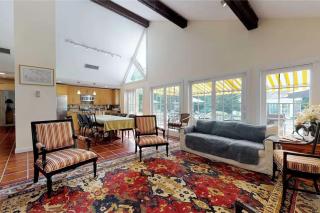 572) Large 3 bedroom with a gorgeous pool - - 5