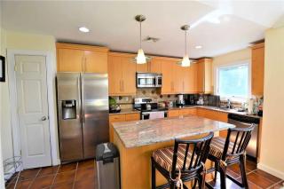 572) Large 3 bedroom with a gorgeous pool - - 4