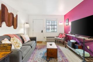 Pink Dreams - Walk to Live Music, Bars, Restaurants - Free Parking - 4