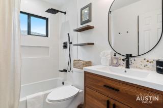Backyard w Deck, Yoga Space 3BR 2BA Home Parking Near Domain by Austin Vacay - Austin - 2