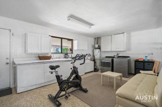 Backyard w Deck, Yoga Space 3BR 2BA Home Parking Near Domain by Austin Vacay - Austin - 3