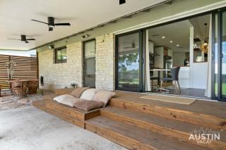 Backyard w Deck, Yoga Space 3BR 2BA Home Parking Near Domain by Austin Vacay - Austin - 6