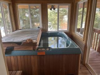 Mallard Manor Hot Tub - 8