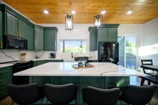 Hidden Pearl-modern bunkroom gameroom playground hottub - 8